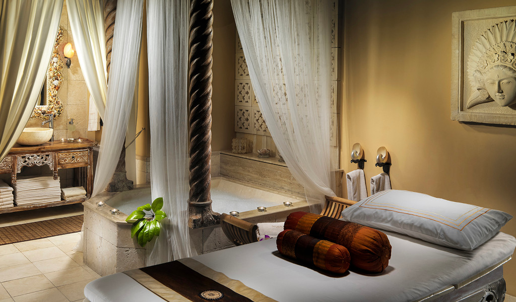 Chambre spa avec lit de massage et baignoire à Tenerife.