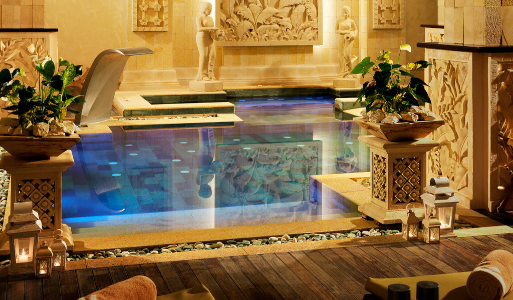Piscine décorée de sculptures et de plantes dans un spa à Tenerife.