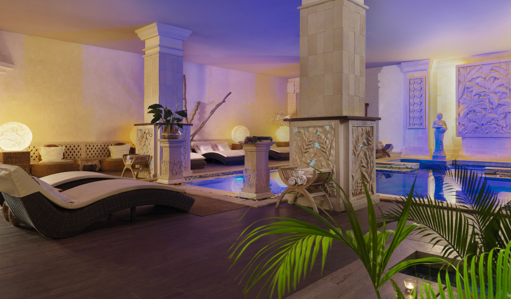 Spa avec chaises longues et piscine intérieure à Tenerife.