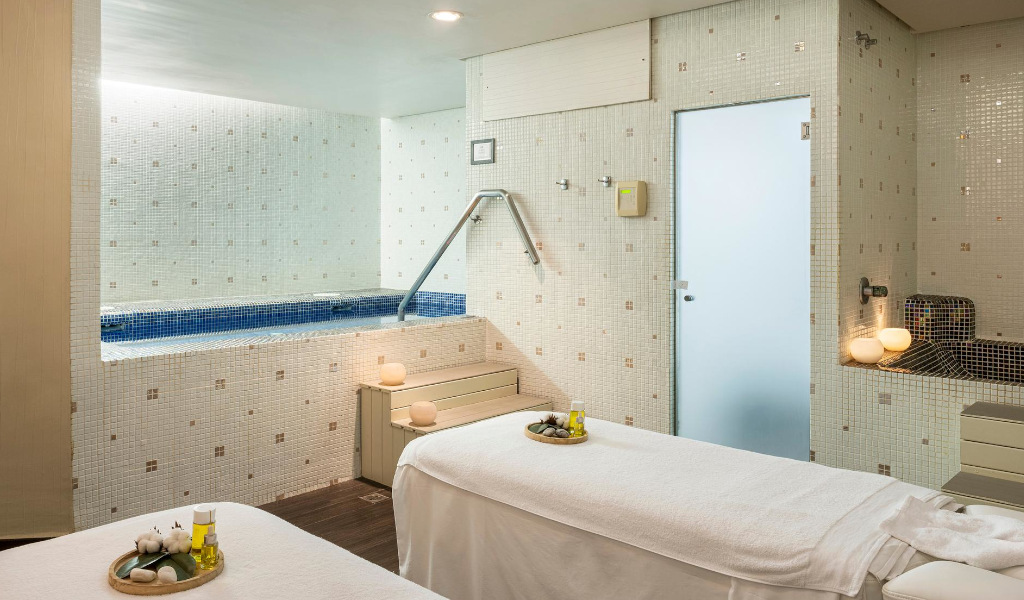 Salle de traitement spa avec piscine et civières à Tenerife.