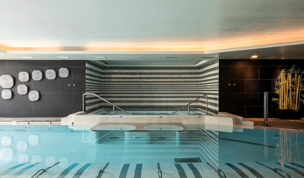 Piscine intérieure au design moderne et aux murs décoratifs à Tenerife.
