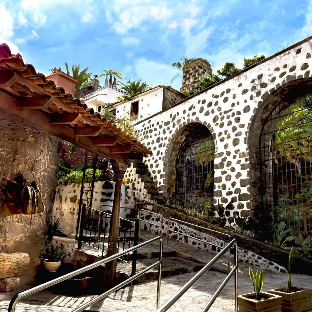 Arche en pierre dans le jardin du site historique de La Orotava, à Tenerife.