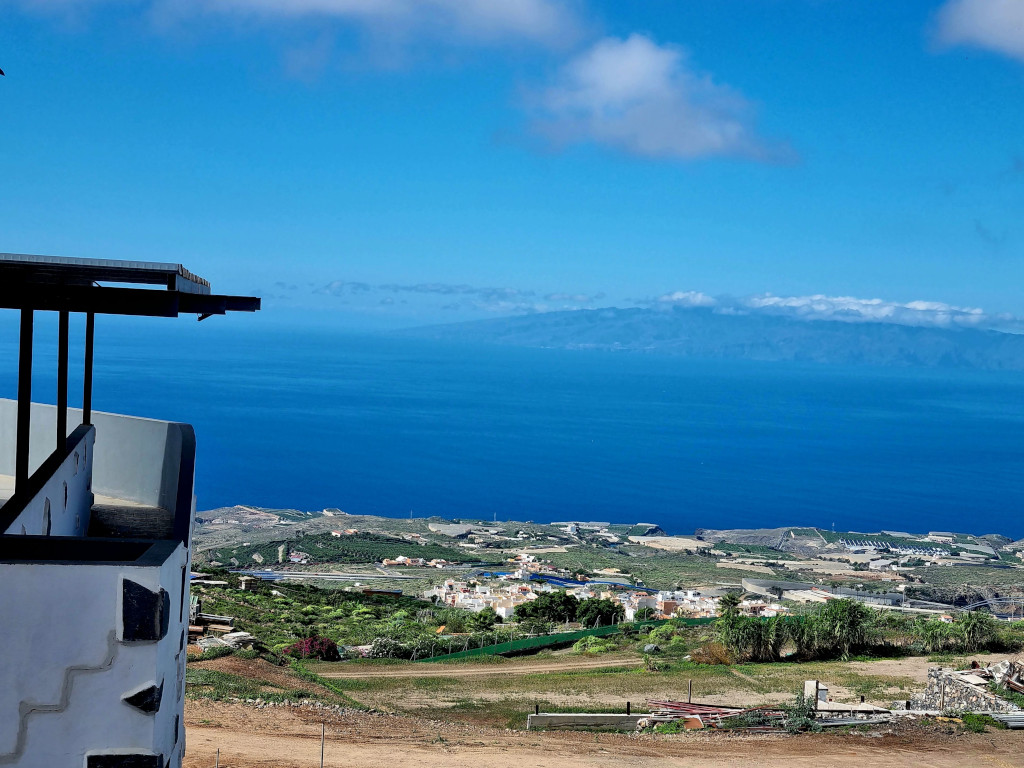 Paysage côtier avec vue sur la mer et champs à Tenerife.