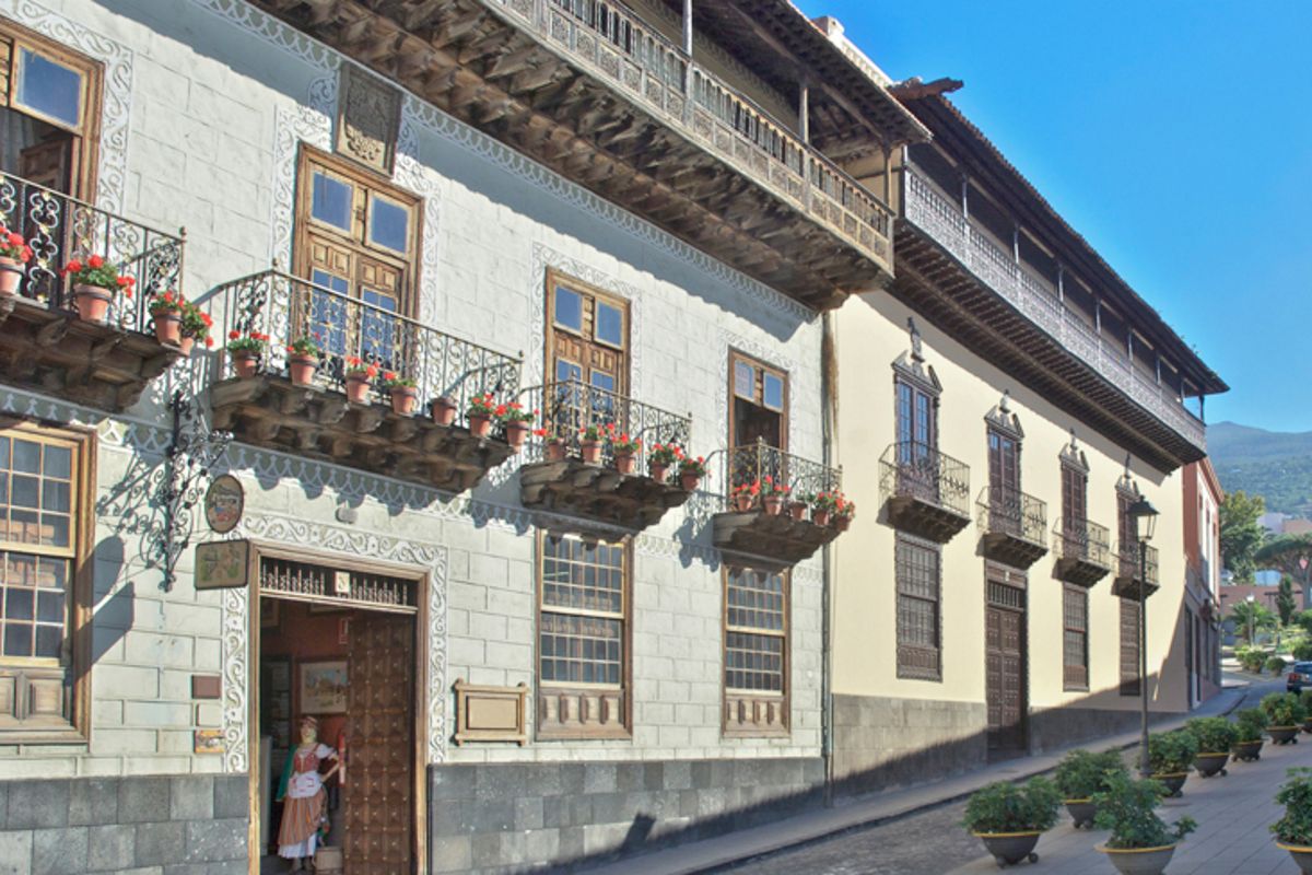 Balcon traditionnel avec des arbres en pot sur une rue de La Orotava, Tenerife.