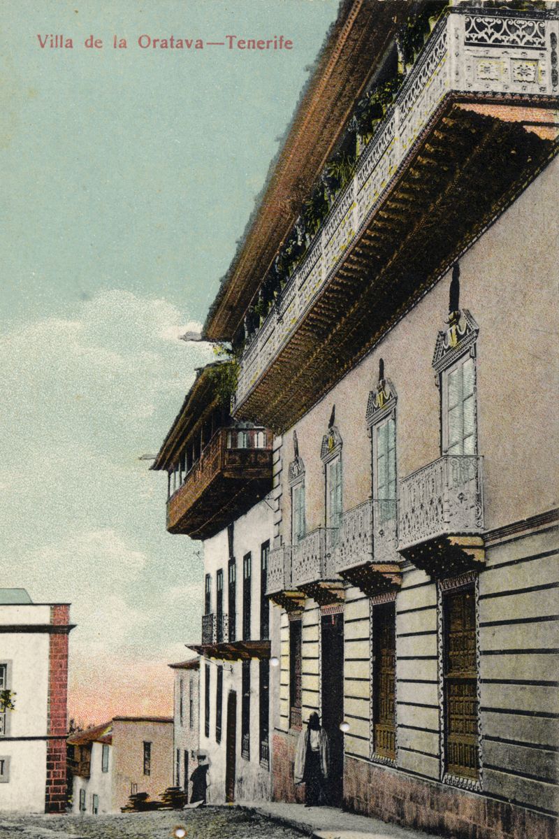Bâtiment historique à Villa de la Orotava, Tenerife, avec des balcons ornés.