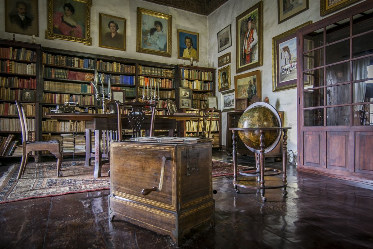 Ancienne bibliothèque avec des étagères pleines de livres et un globe-globe, à Tenerife.