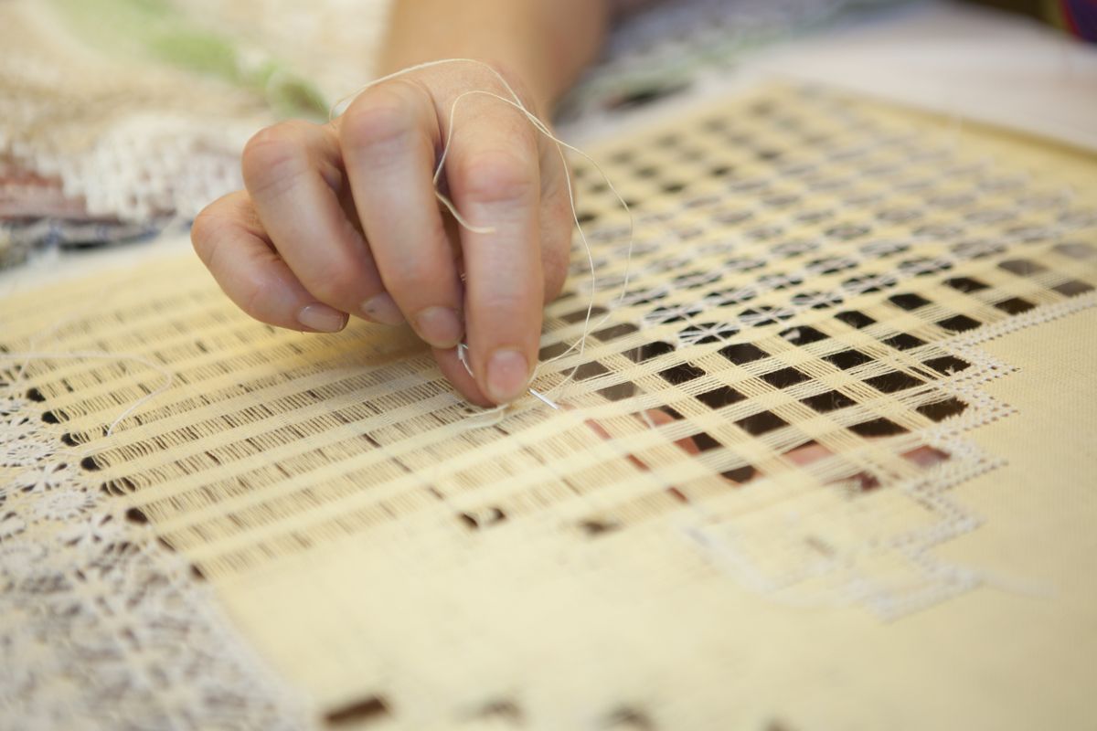Tissage à la main de la dentelle traditionnelle à Tenerife.