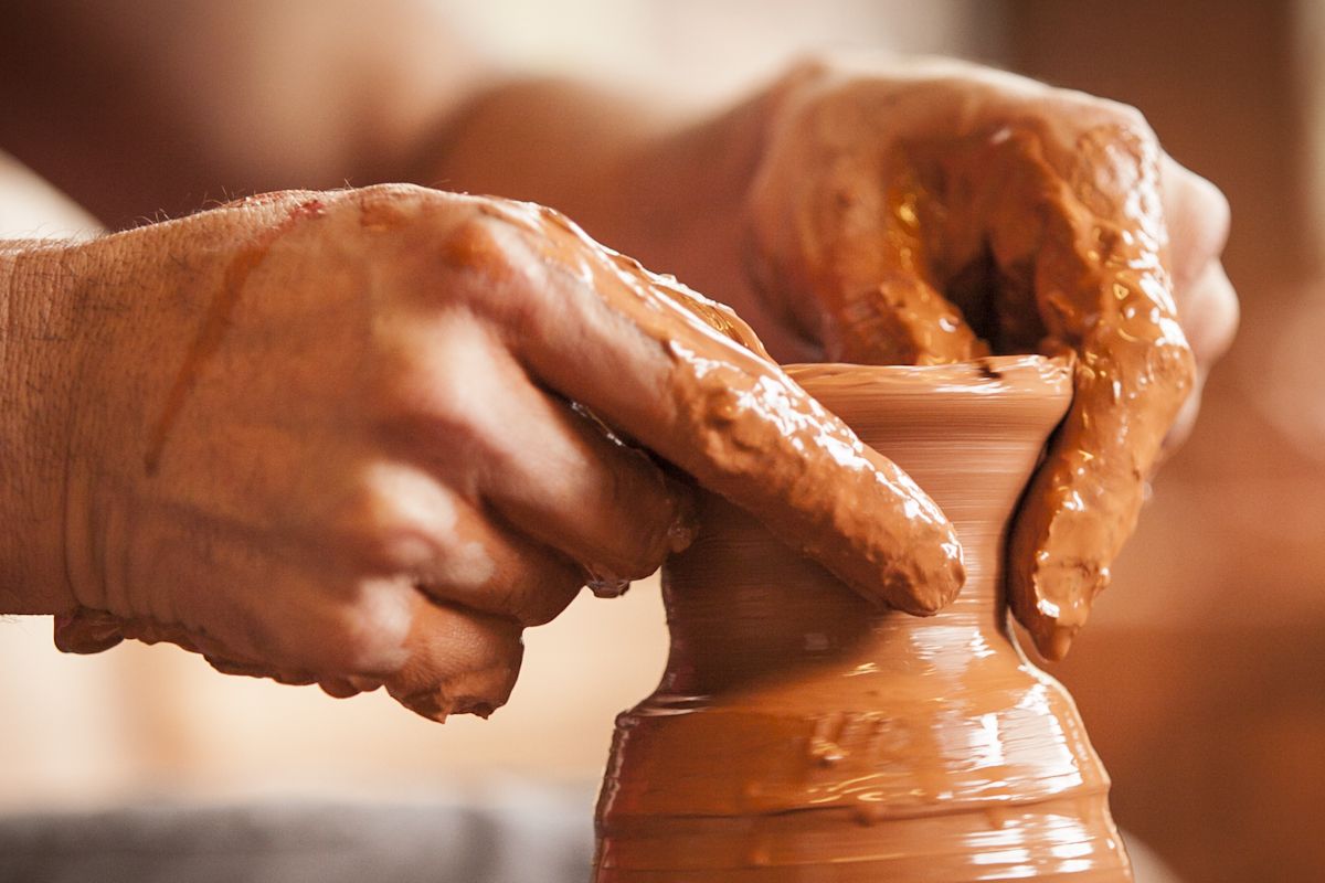 Des mains moulant des céramiques dans un atelier de poterie à Tenerife.