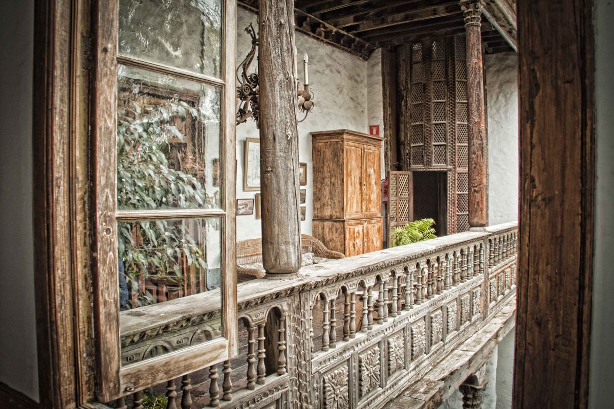 Couloir en bois sculpté dans une maison historique à La Orotava, à Tenerife.