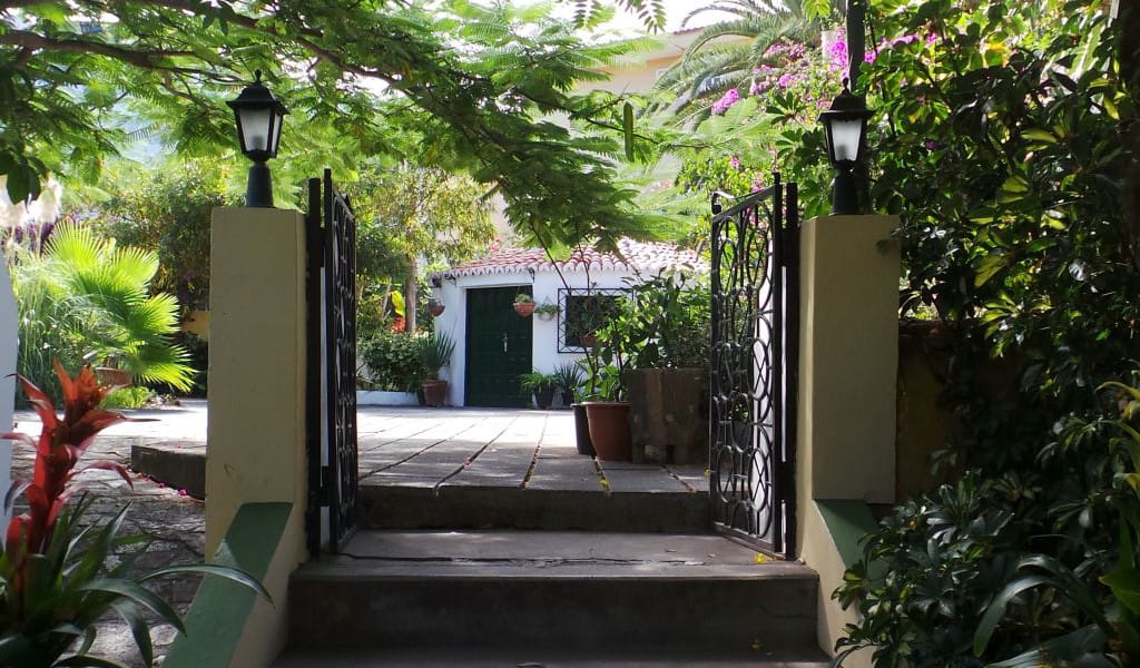 Porte d’entrée sur un jardin avec des plantes dans un coin de Tenerife.
