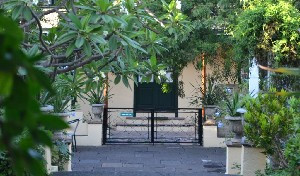 Jardin avec porte noire et panneau privé à Tenerife.