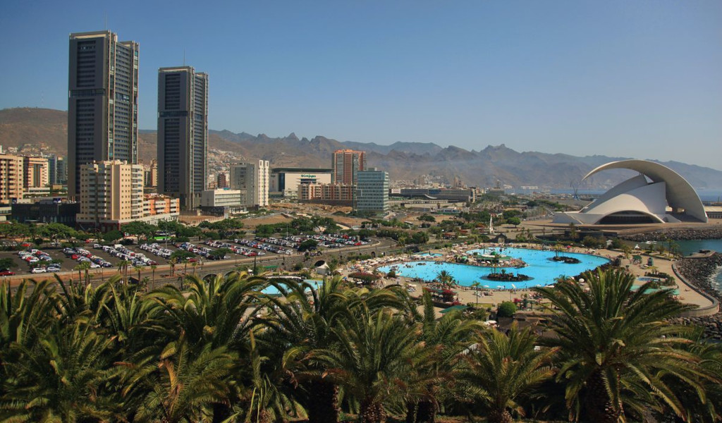Vue panoramique sur Santa Cruz de Tenerife avec des bâtiments modernes et l’Auditorio de Tenerife.