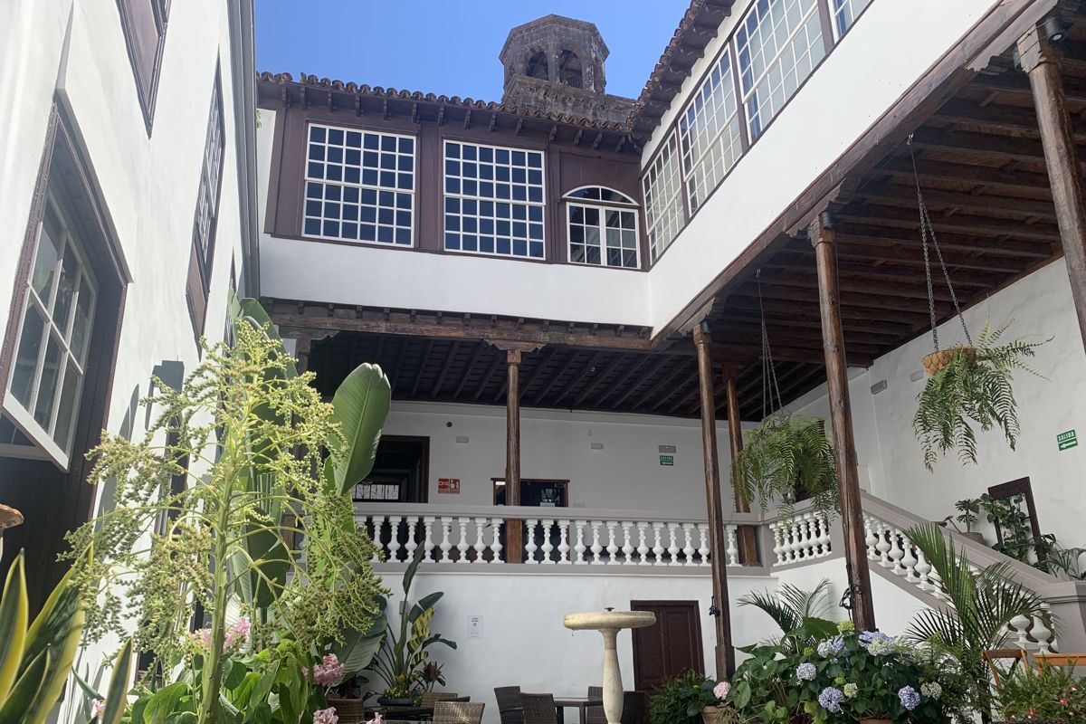 Cour intérieure avec plantes et escaliers dans un bâtiment historique de Tenerife.