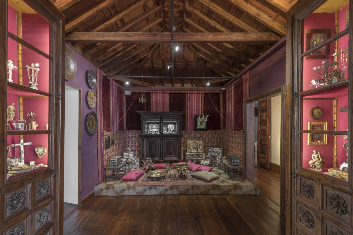 Salon avec décorations anciennes et objets religieux au musée de Tenerife.