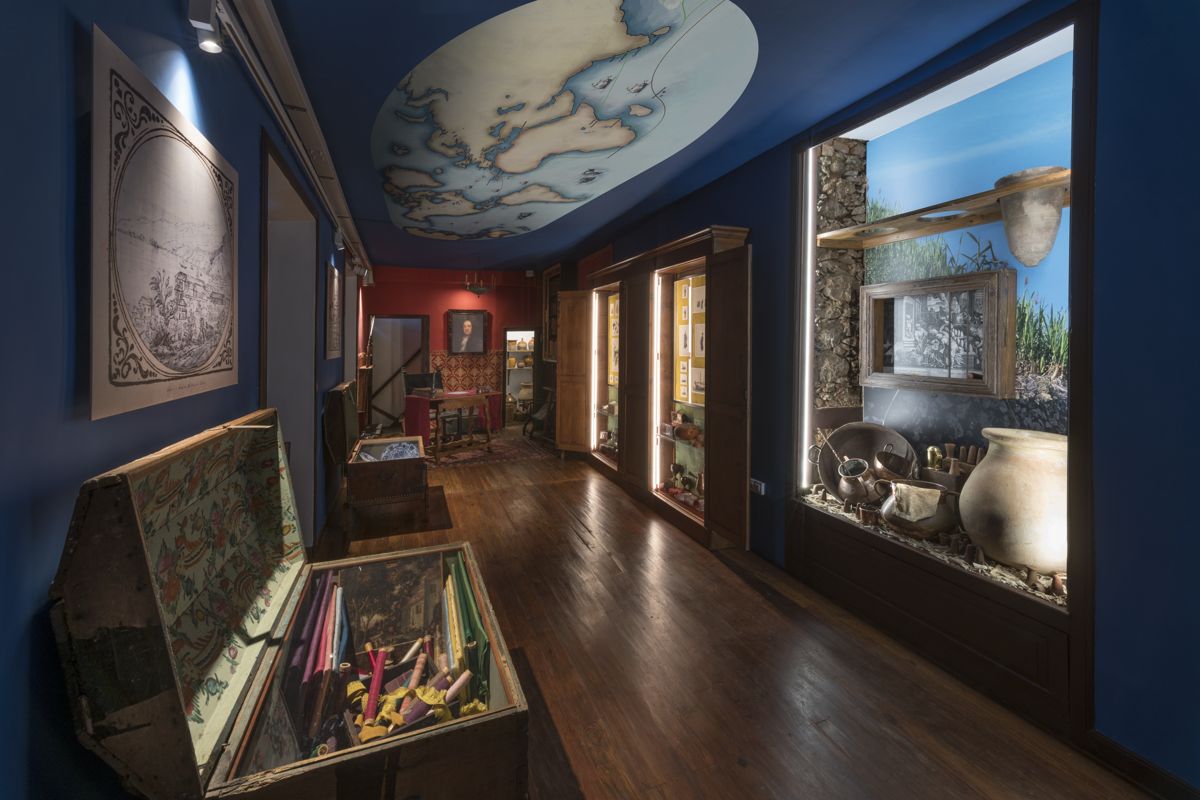 Exposition d’objets anciens et de cartes dans une salle de musée à Tenerife.