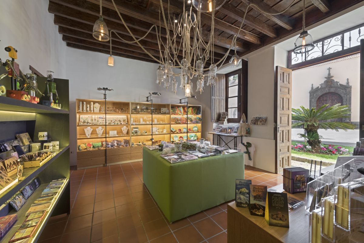 Boutique de souvenirs avec produits et livres à La Orotava, Tenerife.