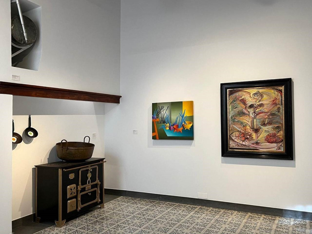 Deux peintures abstraites dans une salle de musée à Tenerife.
