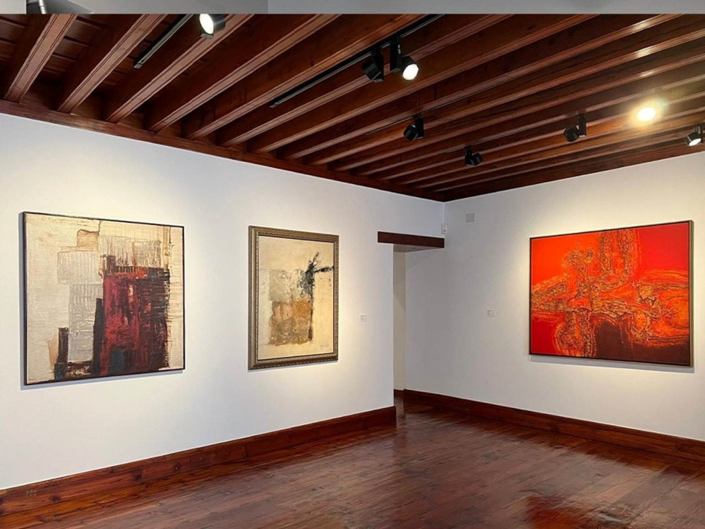 Œuvres d’art modernes dans une galerie à Tenerife.