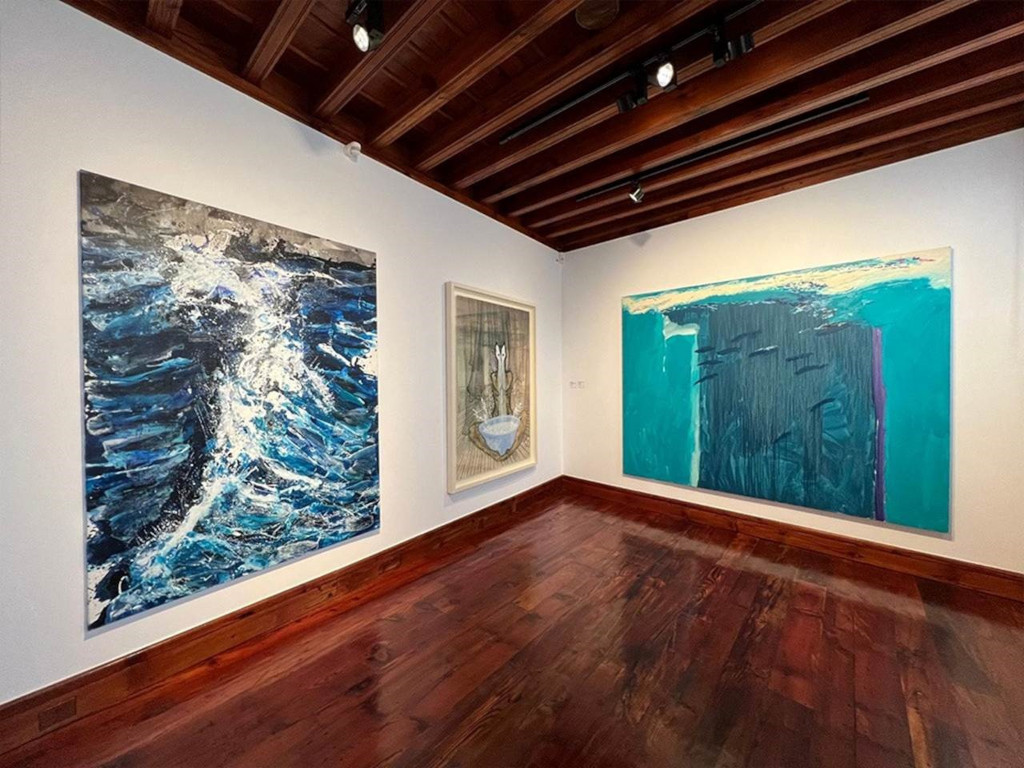 Peintures abstraites dans une galerie d’art à Tenerife.