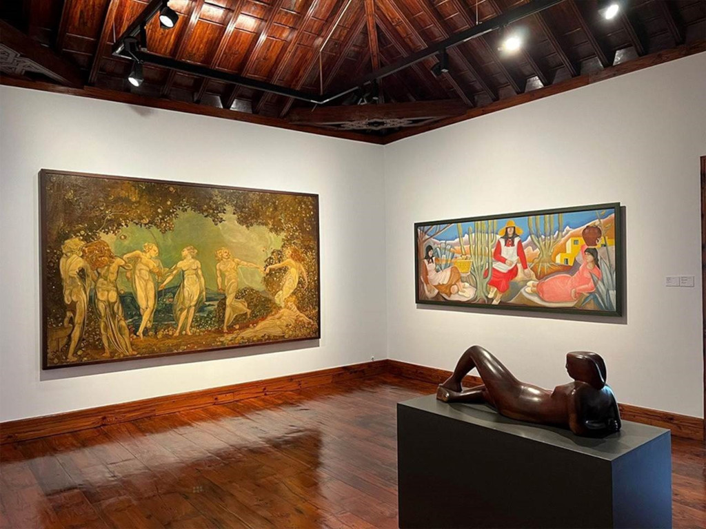Peintures et sculptures à l’intérieur d’une galerie à Tenerife.