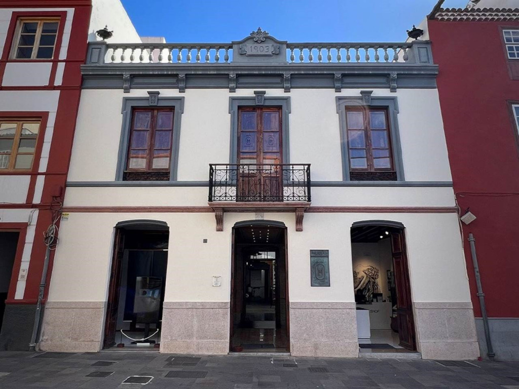 Bâtiment historique avec balcon et date 1903 sur la façade à Tenerife.