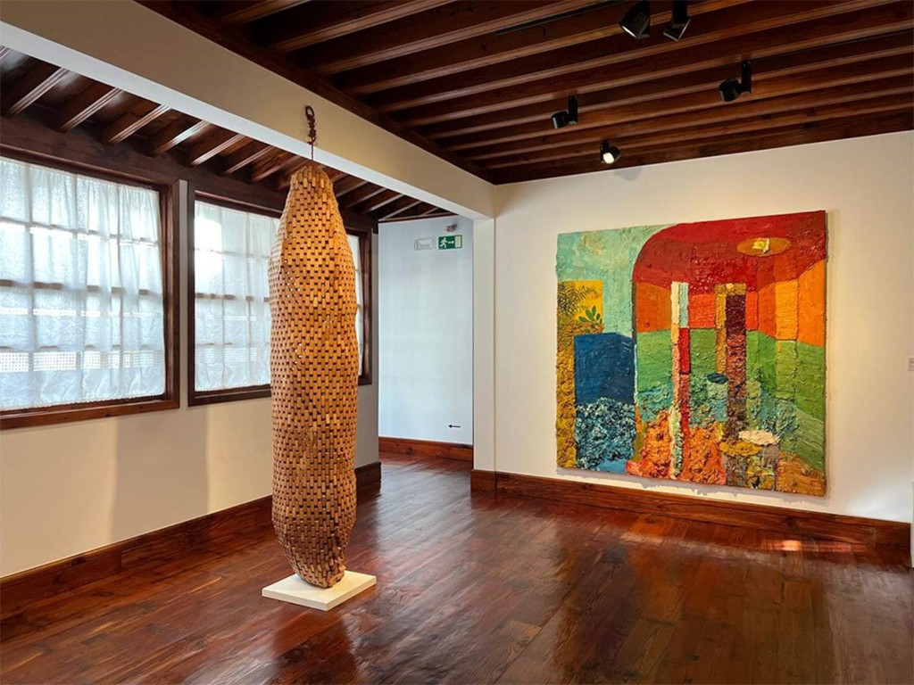 Sculpture en bois et peinture abstraite dans une salle d’art à Tenerife.