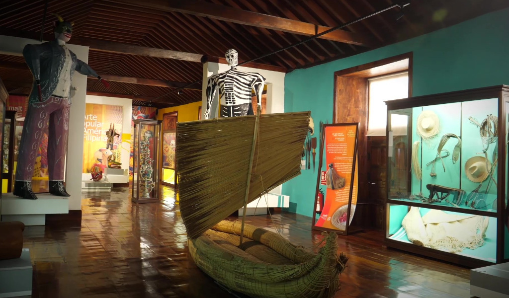 Exposition d’art populaire américain et philippin dans un musée à Tenerife.