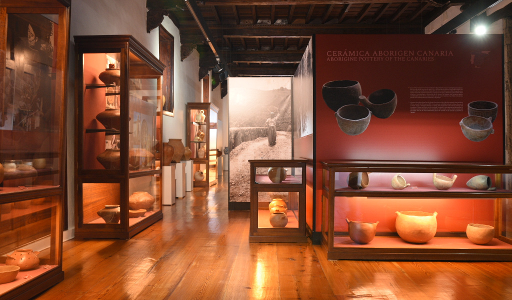Exposition de céramiques aborigènes canariennes dans un musée de Tenerife.