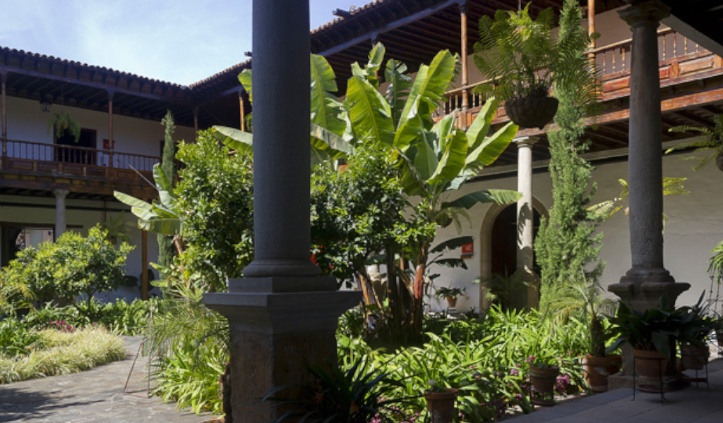 Cour intérieure avec plantes et colonnes dans une maison traditionnelle de Tenerife.