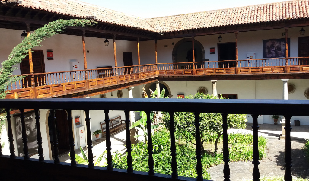 Cour intérieure avec jardin et balcons en bois à La Laguna, Tenerife.