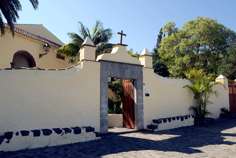 Entrée de l’église avec transept et jardins dans la municipalité de La Orotava, Tenerife.