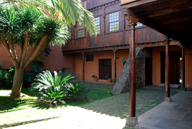 Cour intérieure avec jardin et colonnes en bois à La Orotava, Tenerife.