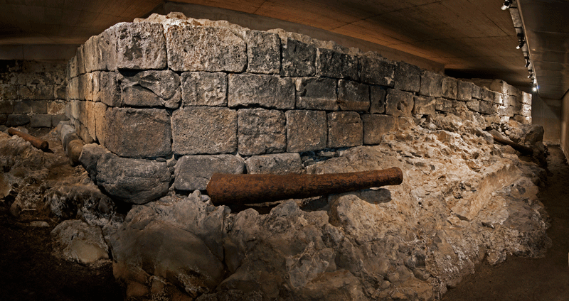 Ruines d’un mur historique à Tenerife éclairées sous un toit en béton.