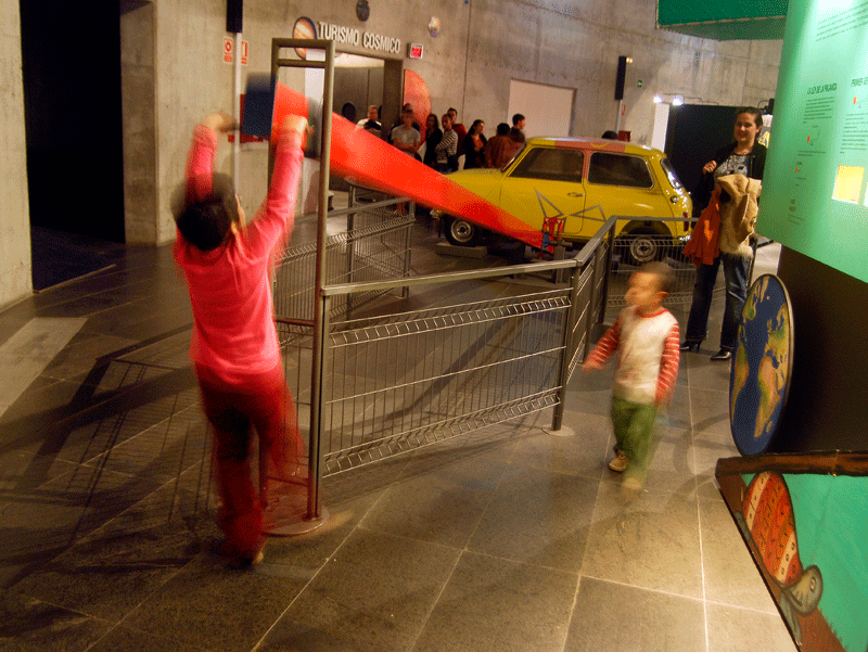 Des enfants jouant près d’une exposition sur le tourisme cosmique à Santa Cruz de Tenerife.
