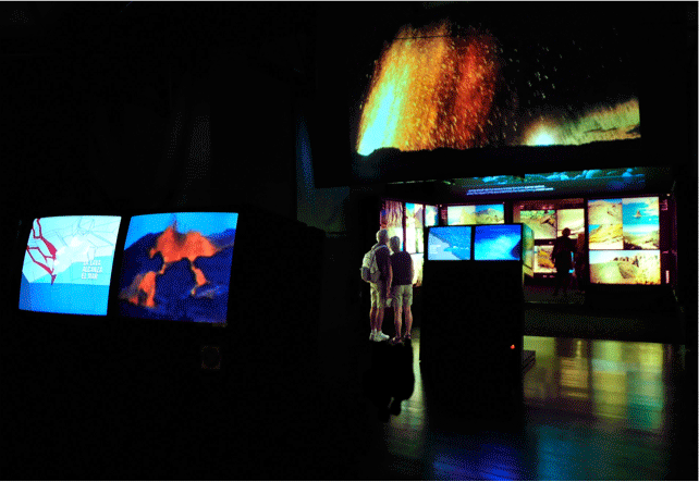 Exposition interactive au musée des sciences de Tenerife avec écrans illuminés.