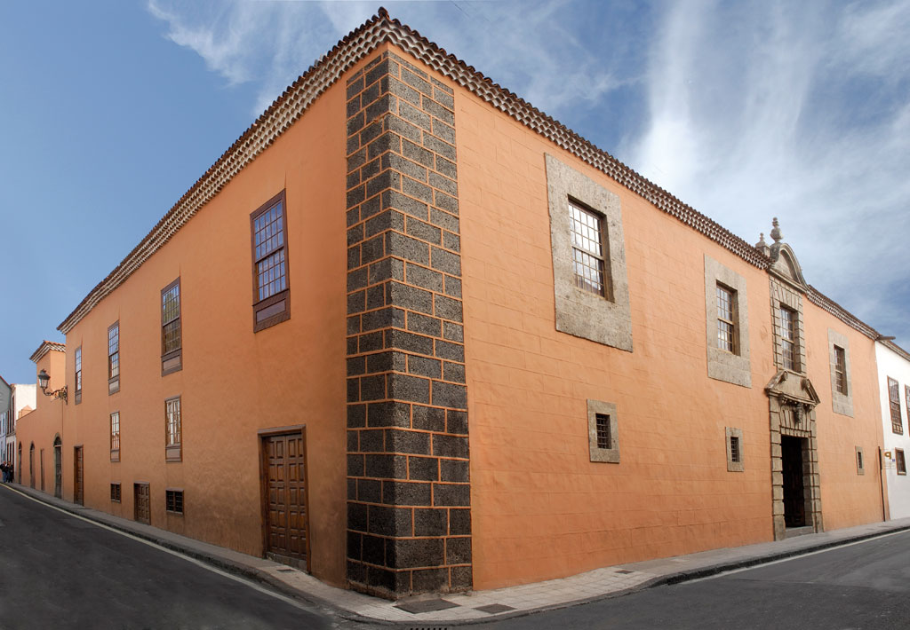 Bâtiment historique à façade orange situé dans une rue de La Laguna, Tenerife.