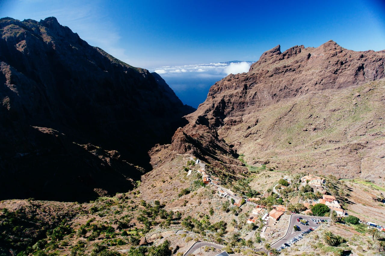 Montagnes et maisons dans le ravin de Masca, à Tenerife.