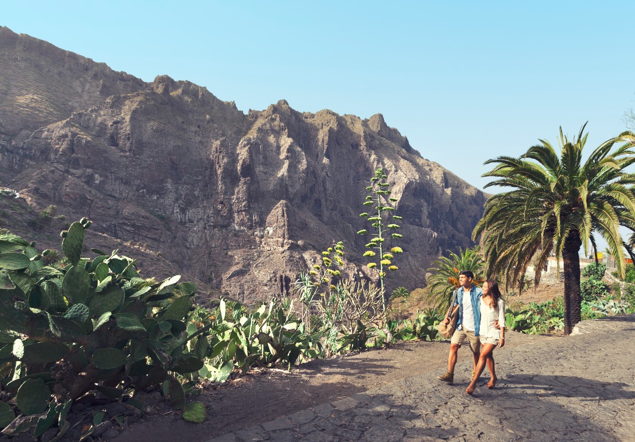 Marcher le long d’un sentier dans le paysage montagneux de Masca, Tenerife.