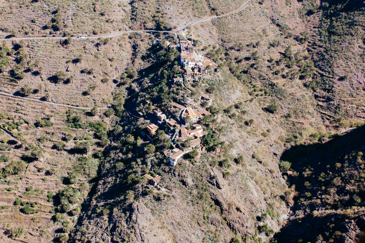 Vue aérienne de Taganana à Tenerife, entourée de montagnes et de végétation dispersée.