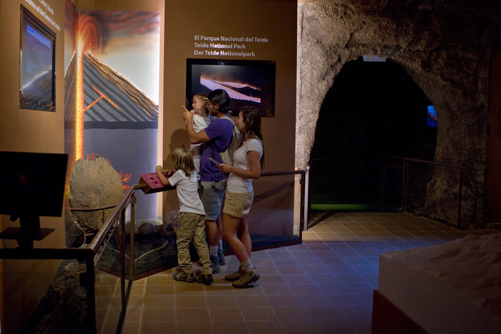Une famille observe une exposition dans le parc national du Teide, à Tenerife. Texte : Parc national du Teide.