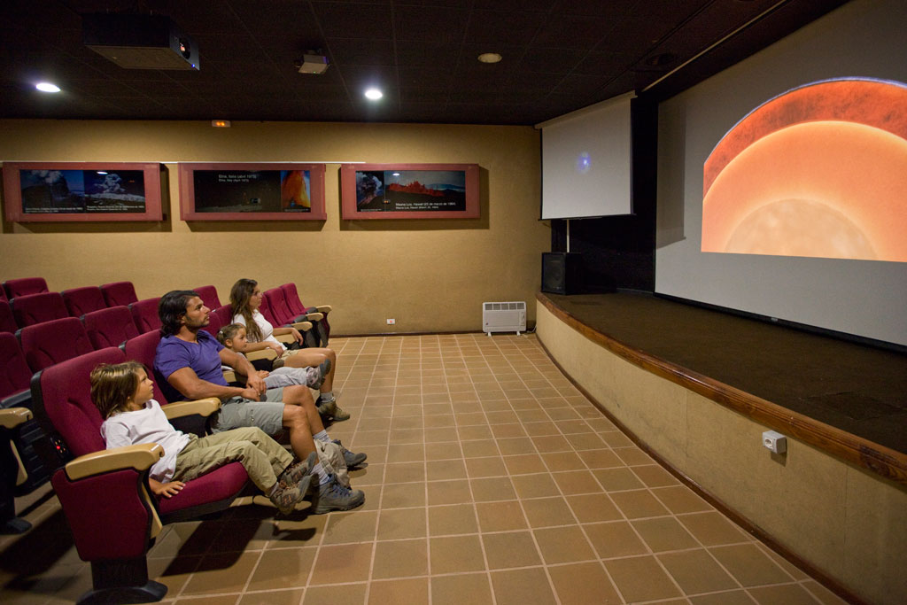 Groupe de personnes regardant une projection éducative dans un cinéma à Tenerife.