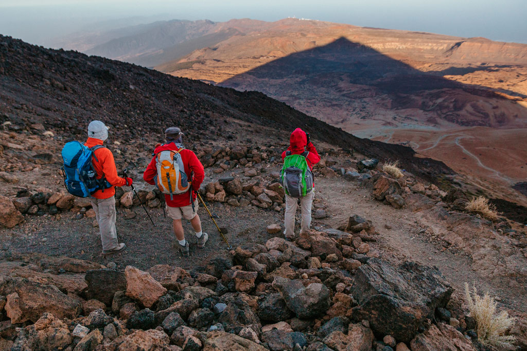 Trois randonneurs parcourent des sentiers rocheux dans le parc national du Teide, à Tenerife.