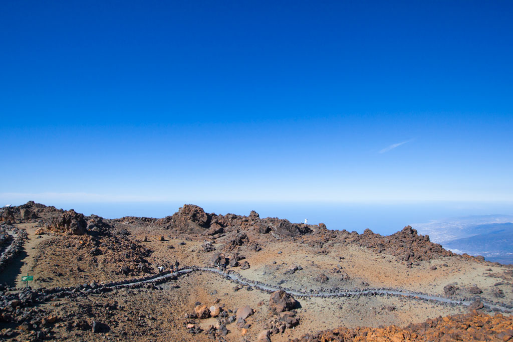 Paysage volcanique dans le parc national de la Teide, Tenerife, avec un ciel dégagé.