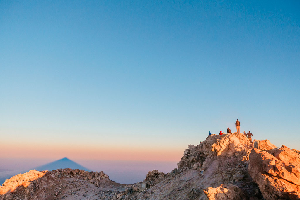 Des gens au sommet du mont Teide à l’aube, à Tenerife.