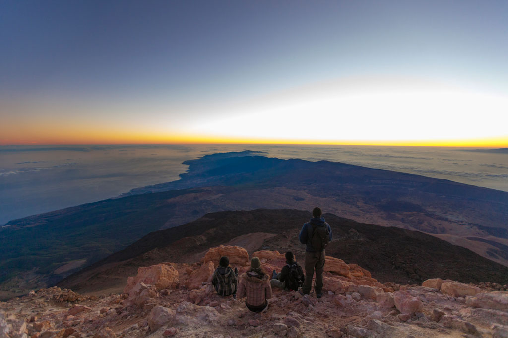 Les gens regardent le lever du soleil depuis le sommet du mont Teide à Tenerife.