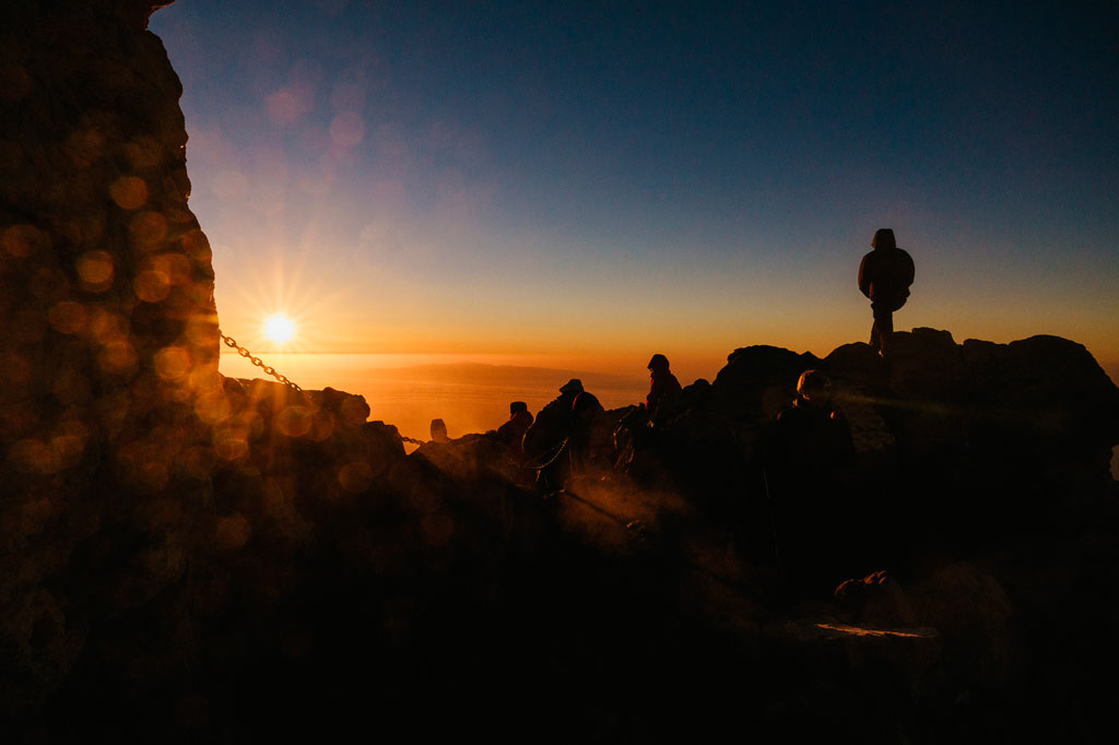 Des gens regardant le lever du soleil sur le mont Teide, à Tenerife.