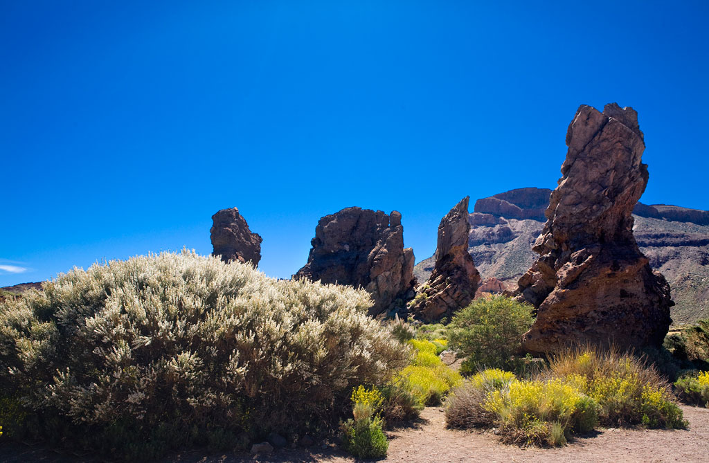 Rochers volcaniques sous un ciel bleu dans le parc national de la Teide, Tenerife.