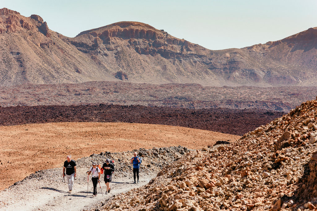 Randonneurs sur un sentier aride dans le parc national de la Teide, à Tenerife.