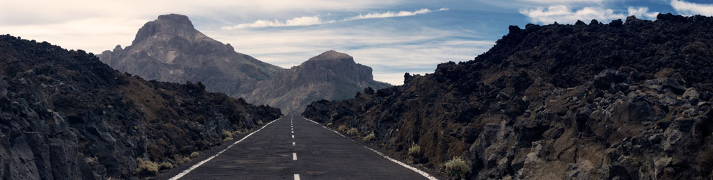 Route entre roches volcaniques dans le parc national du Teide, Tenerife.