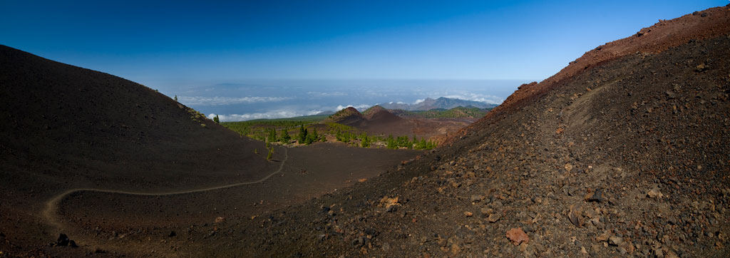 Paysage volcanique avec sentier sur El Teide, Tenerife.